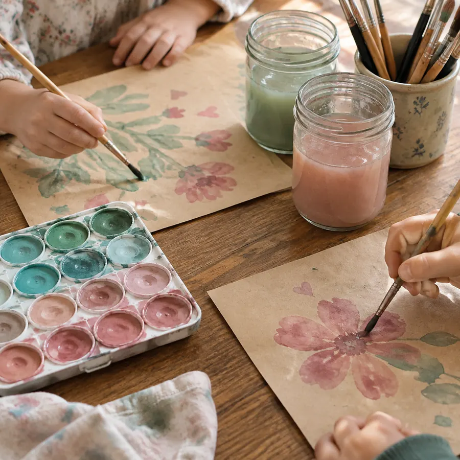 Peinture à l’eau sur papier kraft pendant un atelier créatif